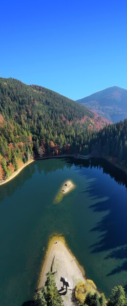 Colori di autunno del lago Synevir