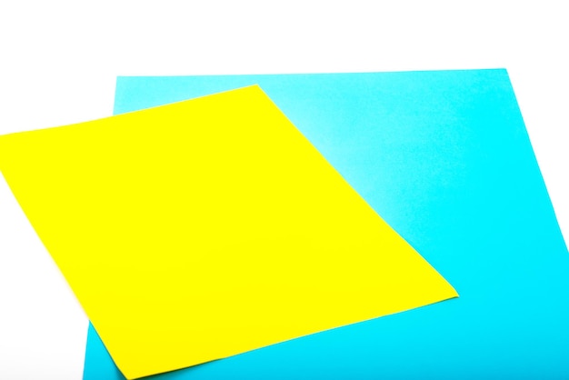 Colori di carta giallo e blu come bandiere simboliche dell'Ucraina Sfondo per la protesta contro il conflitto militare di guerra