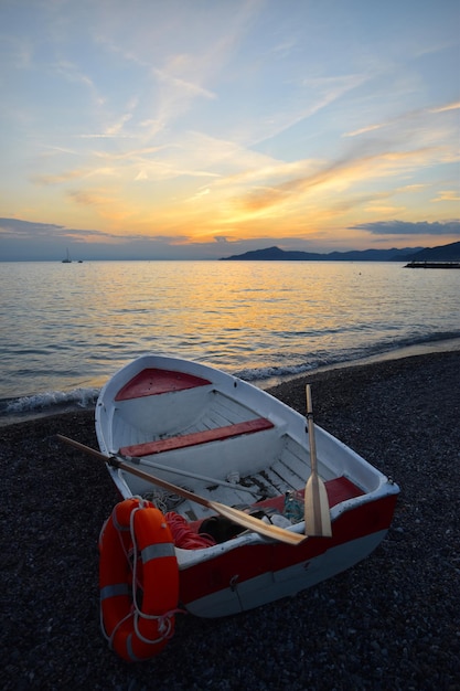 colori e luci incredibili per un romantico tramonto sul mare in Liguria