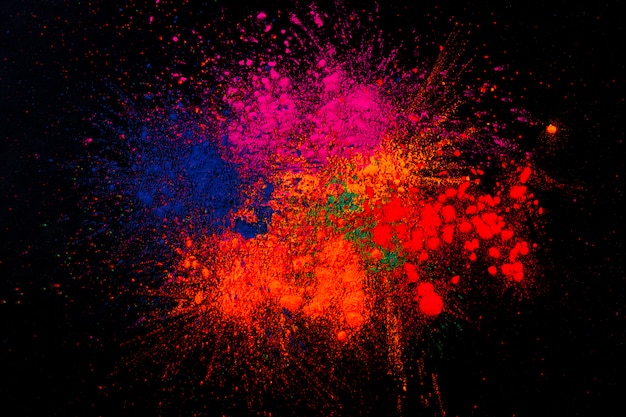 Colori holi multicolore mescolati su sfondo nero