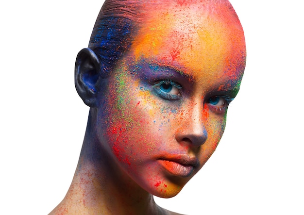 Colori Holi. ritratto di giovane modello con trucco luminoso, isolato.