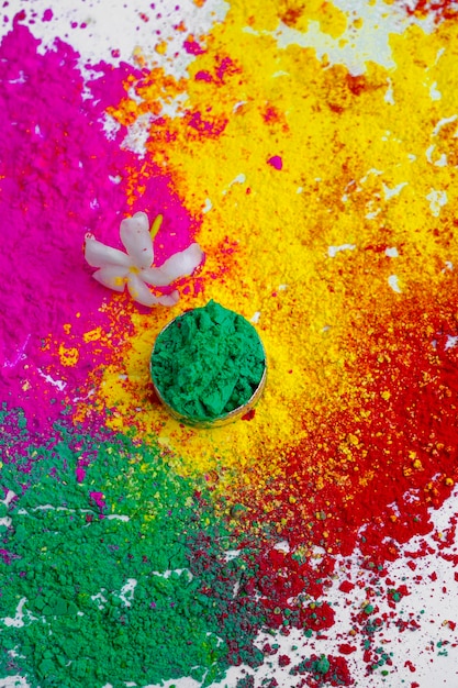 Colori organici Gulal in ciotola d'argento per il festival di Holi