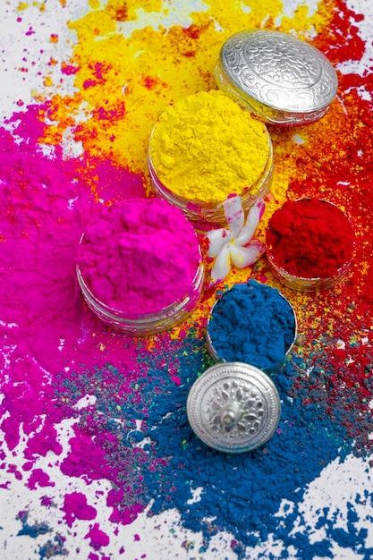 Colori organici Gulal in ciotola d'argento per il festival di Holi