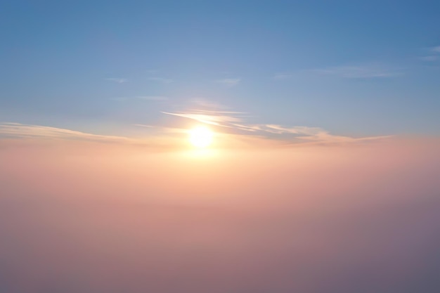 colori sfumati dell'acquerello del cielo dell'alba, bella carta da parati astratta della natura