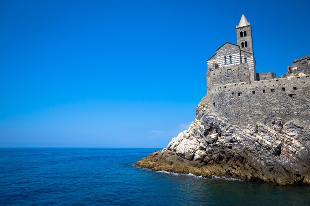 Colori vivaci in questo panorama dal mare della Chiesa di San Pietro a Porto Venere, Italia