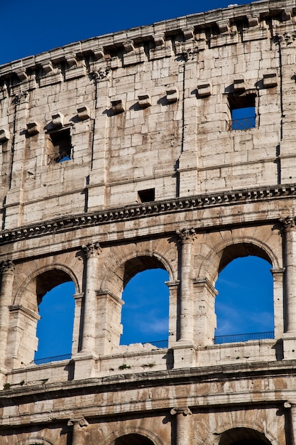 Colosseo a Roma con cielo blu, punto di riferimento della città