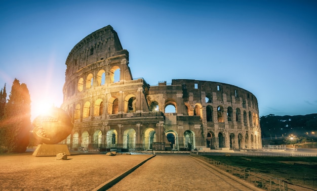 Colosseo a Roma, Italia all'alba