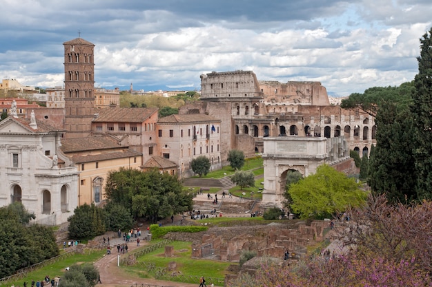 Colosseo dal foro romano Roma