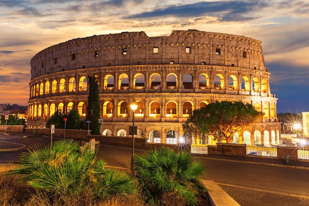 Colosseo di Roma bella notte piena vista Italia