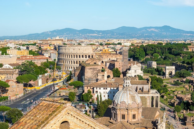 Colosseo e Basilica dei Santi Giovanni e Paolo a Roma