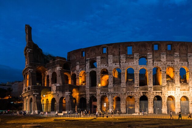 Colosseo storico di notte a Roma, Italia