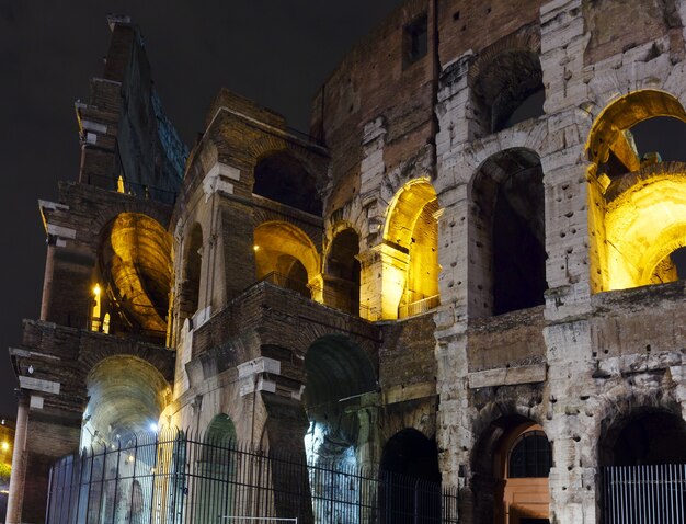 Colosseo vista notturna simbolo della Roma imperiale, Italia.