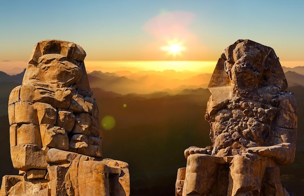 Colossi di Memnon Luxor Tebe sullo sfondo dell'alba in Egitto