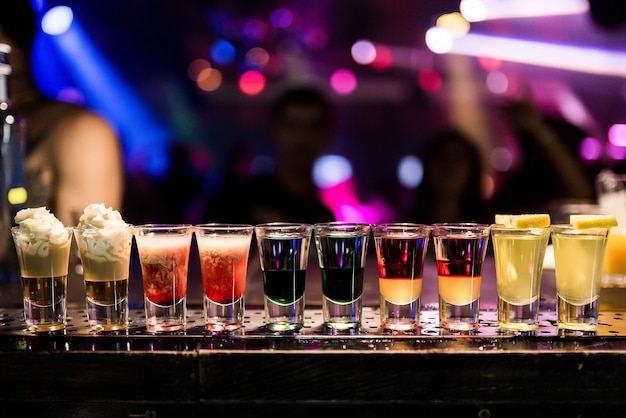 Colpi di cocktail luminosi nel bar Filmati colorati in una discoteca Bevanda alcolica