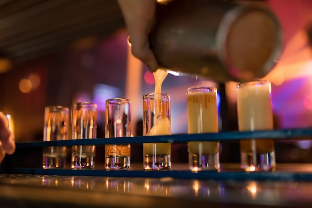 Colpi di cocktail luminosi nel bar Riprese colorate in una discoteca