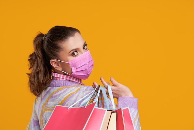 Colpi di studio di donna su sfondo giallo Stile di Pasqua Foto di alta qualità