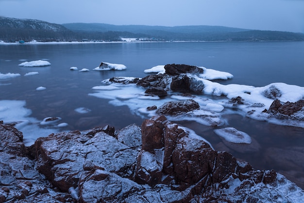 Colpo a lunga esposizione di un mare d'inverno