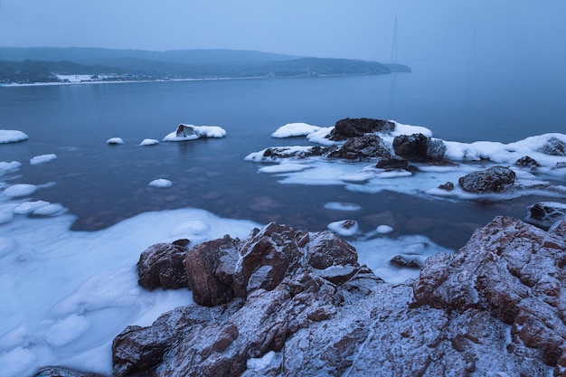 Colpo a lunga esposizione di un mare d'inverno