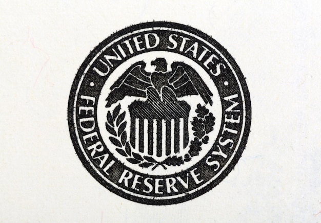 Colpo a macroistruzione del simbolo del sistema della Federal Reserve degli Stati Uniti sulla vecchia banconota da 100 dollari