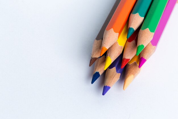 Colpo a macroistruzione della matita del mucchio della matita di colore