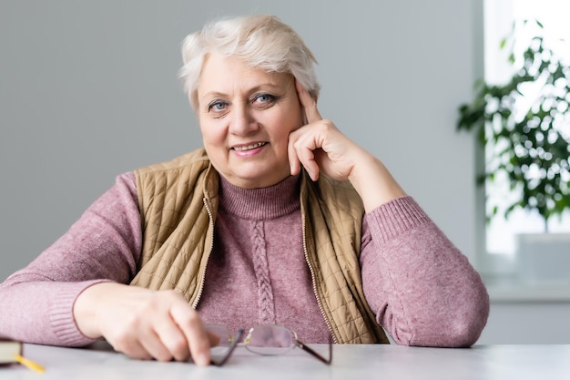 Colpo alla testa della donna anziana - signora.