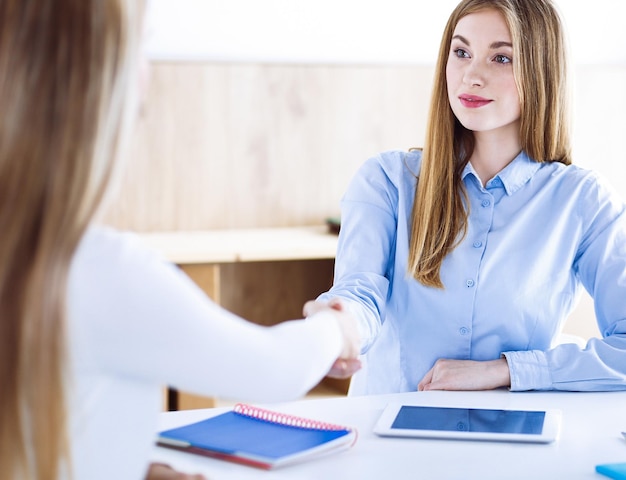 Colpo alla testa della donna d'affari. Uomini d'affari o colleghi che discutono di qualcosa durante la riunione seduti alla scrivania in ufficio. Stile di abbigliamento casual. Concetto di audit, tasse o avvocato.