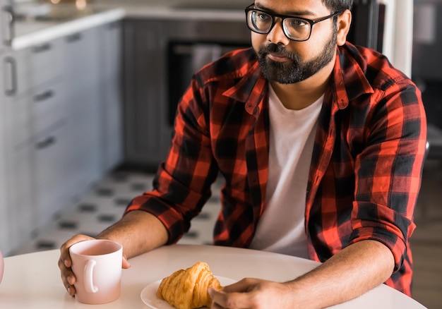 Colpo alla testa ritratto intelligente fiducioso sorridente uomo indiano millenario Bello studente indù ragazzo libero professionista a casa