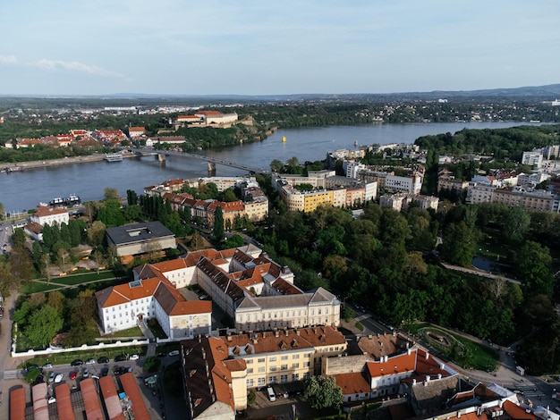 Colpo areale del drone della città Serbia di Novi Sad