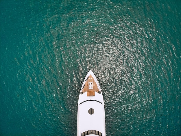 Colpo del drone del bellissimo yacht bianco nel caldo mare blu; concetto di milionario.