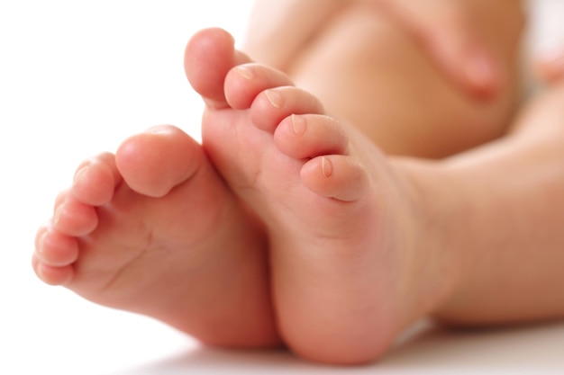 Colpo del primo piano dei piedi e delle suole del bambino