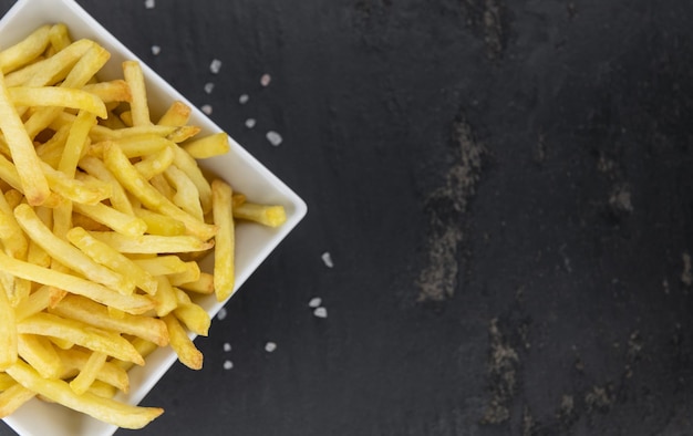 Colpo del primo piano del fuoco selettivo delle patate fritte croccanti