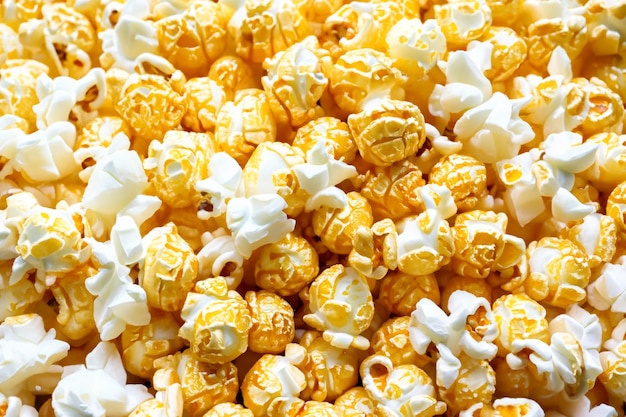 Colpo del primo piano del popcorn dorato caramellato