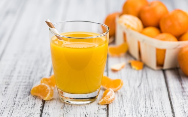 Colpo del primo piano del succo di mandarino fatto in casa