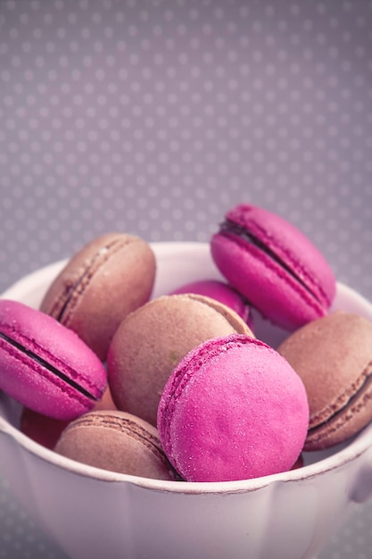 Colpo del primo piano di amaretti colorati