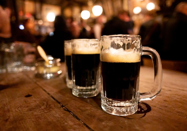 Colpo del primo piano di birre nere su lager in un bar