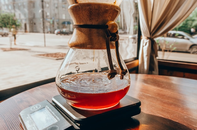 Colpo del primo piano di caffè caldo in un chemex