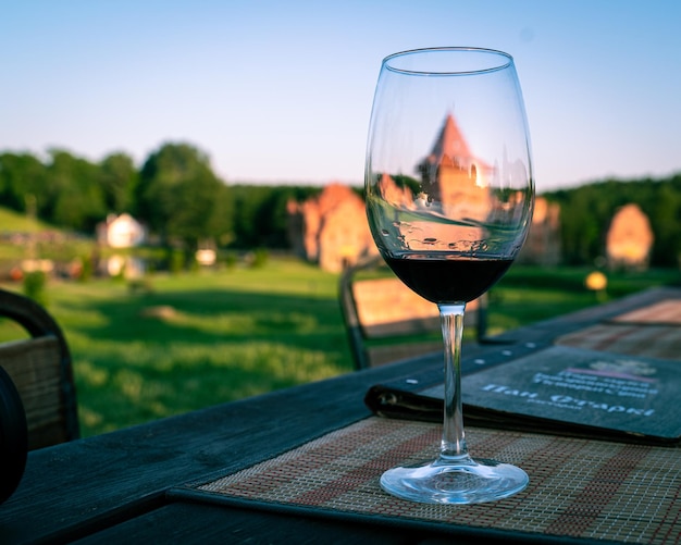 Colpo del primo piano di un bicchiere di vino su un tavolo in un ristorante in natura