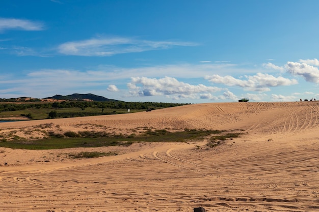 Colpo del primo piano di un deserto sotto un cielo nuvoloso