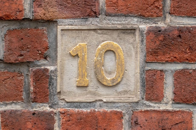 Colpo del primo piano di un numero 10 nel muro