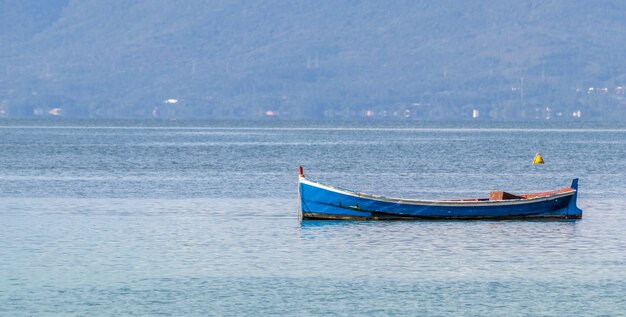 Colpo del primo piano di un peschereccio in una baia