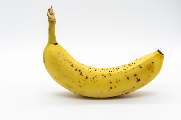Colpo del primo piano di una banana su sfondo bianco