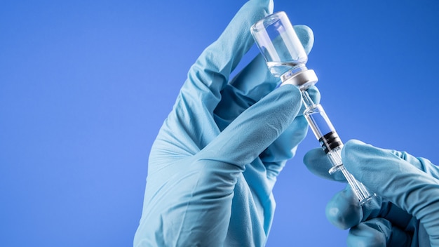 Colpo del vaccino contro l'influenza della tenuta della mano di medico