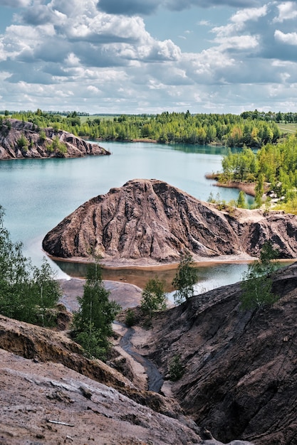 Colpo della natura scenica, montagne pittoresche di Romantsevskiye (Konduki) in Russia