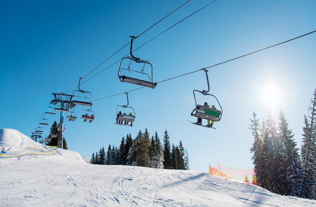 Colpo di angolo basso di un impianto di risalita nella stazione sciistica Bukovel in montagna in una giornata invernale di sole