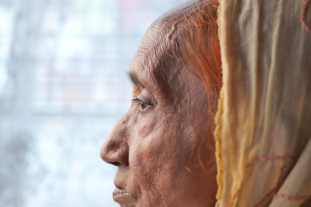 Colpo di dettaglio dell'occhio delle donne anziane asiatiche