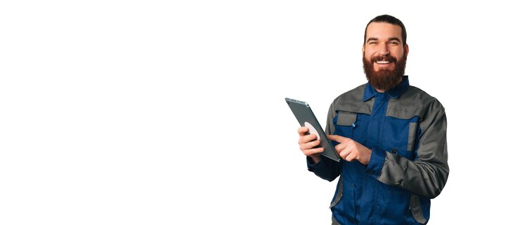 Colpo di dimensioni banner di un ingegnere maschio che sorride e tiene in mano un tablet vicino allo spazio della copia