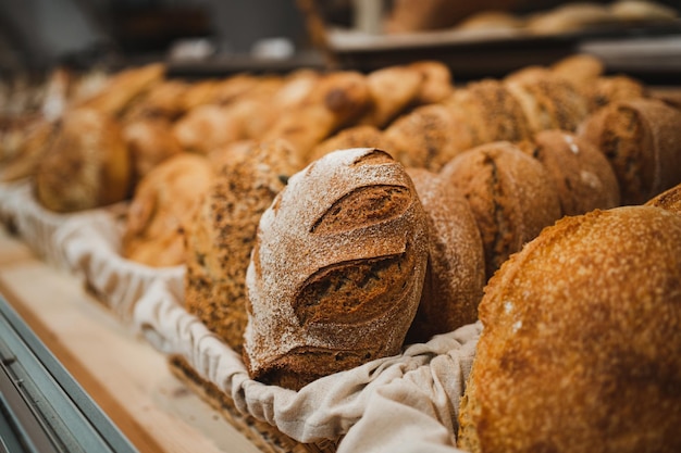 Colpo di diversi pani fatti a mano croccanti esposti in una panetteria