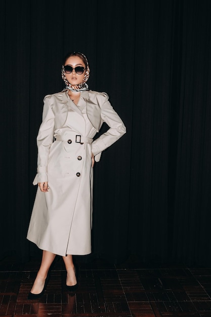 colpo di donna alla moda in trench