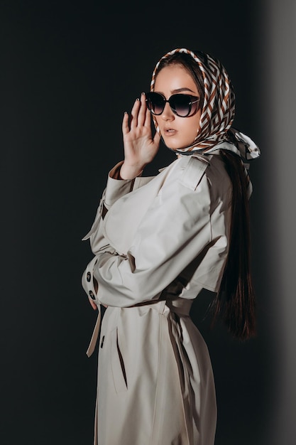 colpo di donna alla moda in trench