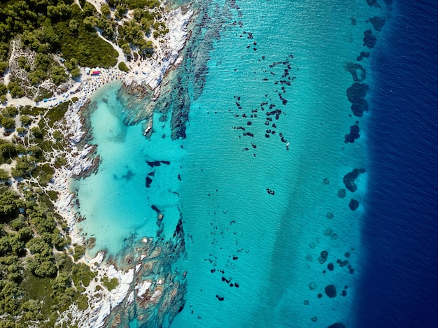 Colpo di drone con vista aerea dall'alto della bellissima spiaggia